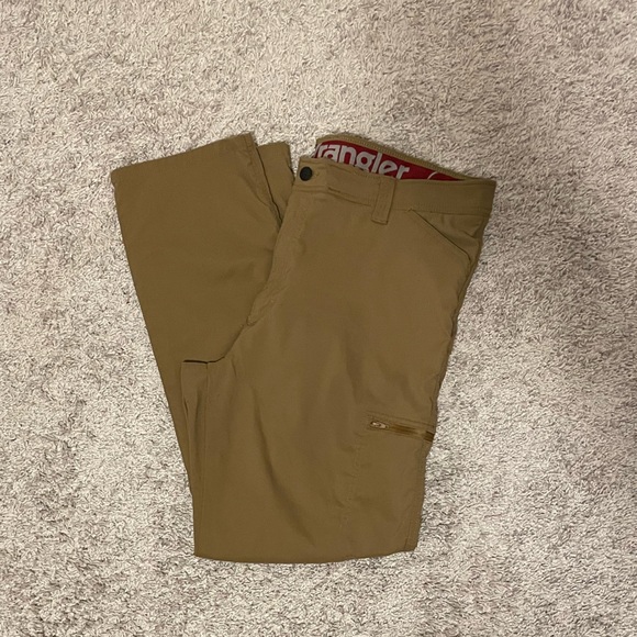 Mens “Wrangler” Golden-Brown Cargo Pants W/belt loops & button & zipper closures - Picture 8 of 9